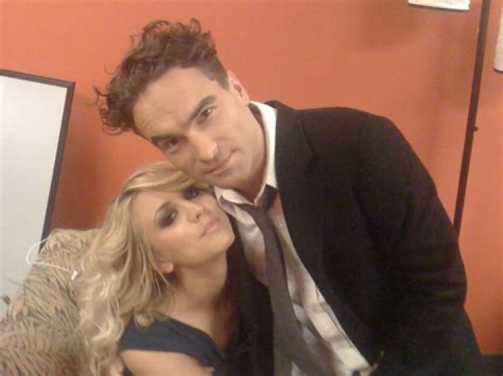 1.65 m Tall, 43 Years American Actor Johnny Galecki Earning From His Career, How Much Is His Net Wor ·