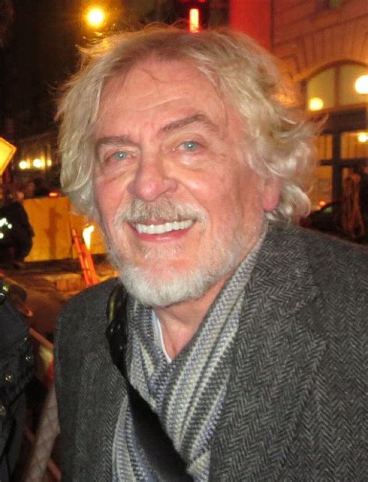 Daniel Davis ·
