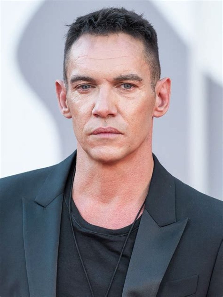Jonathan Rhys Meyers ·