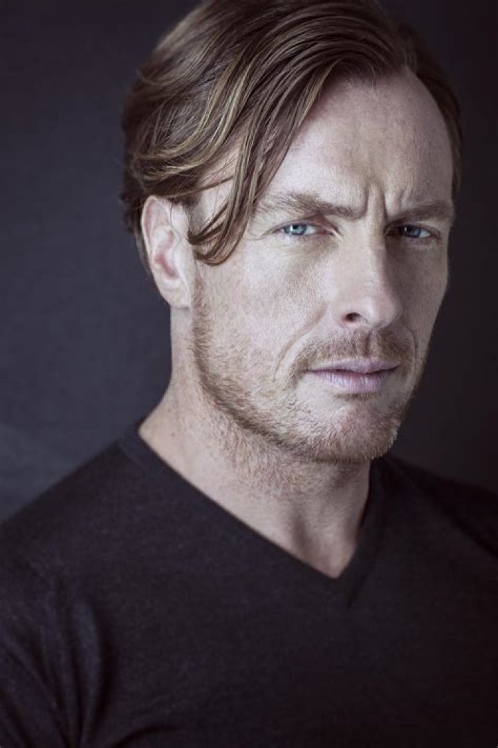 Toby Stephens ·